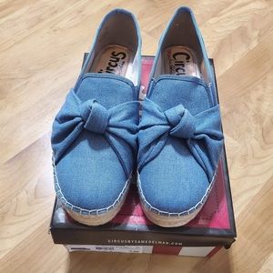 small platform blue Jean bow shoe.. Size 9M